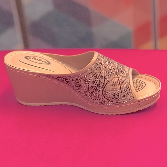 Size 9 Italina Beige Embroidered Peep Floral Wedge Heeled Sandal - Picture 8 of 10